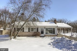 1111 FAIRMONT DR, Harrisburg, PA 17112