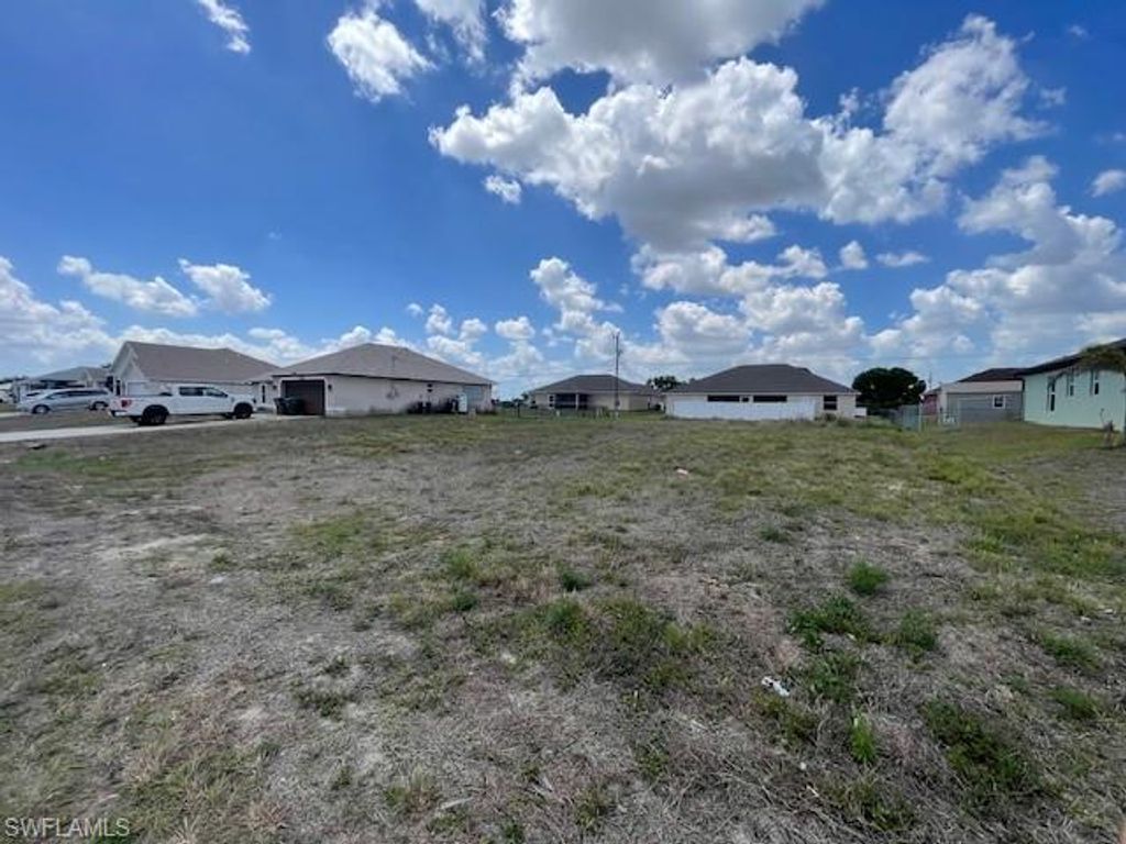 Image 2 of property listing at 2118 NE 23rd PL, Cape Coral, FL 33909