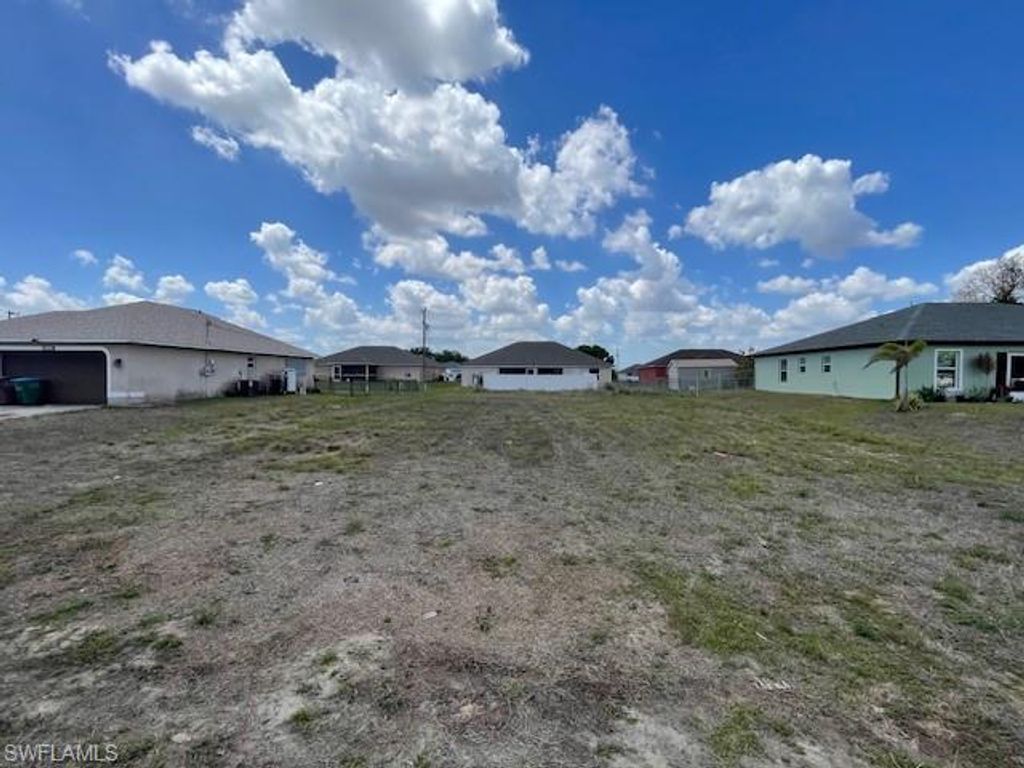 Image 3 of property listing at 2118 NE 23rd PL, Cape Coral, FL 33909