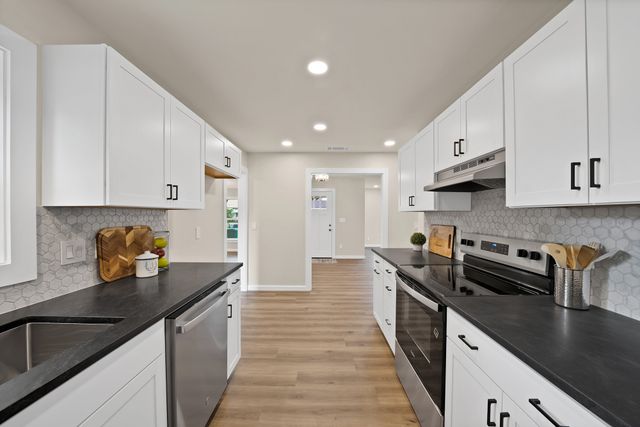 1104 E Russell Avenue, Carrollton, TX 75006