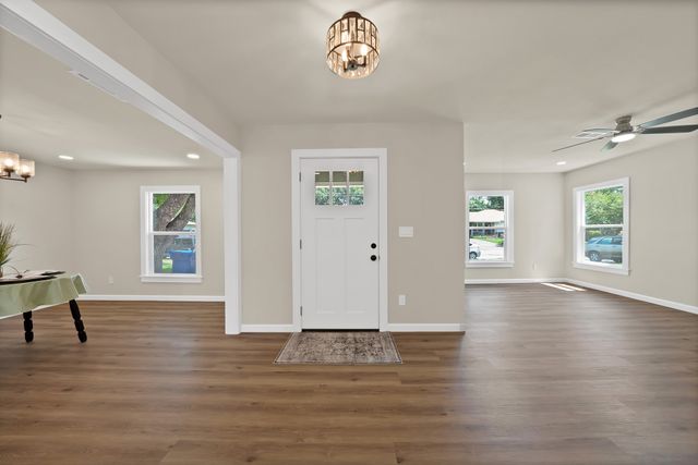 1104 E Russell Avenue, Carrollton, TX 75006
