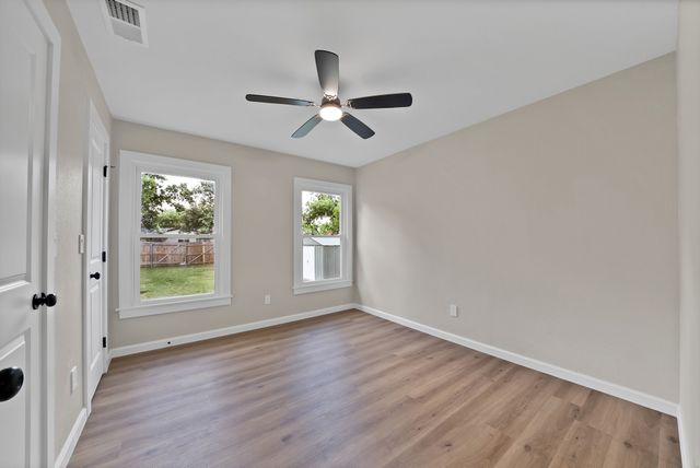1104 E Russell Avenue, Carrollton, TX 75006