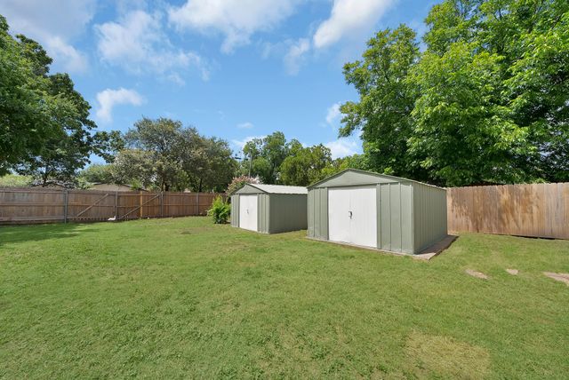 1104 E Russell Avenue, Carrollton, TX 75006