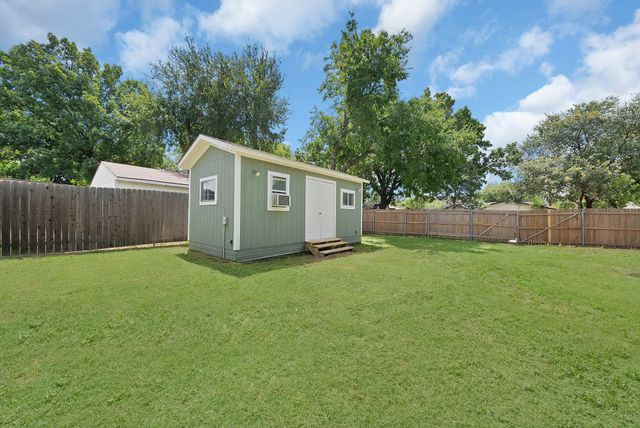 1104 E Russell Avenue, Carrollton, TX 75006