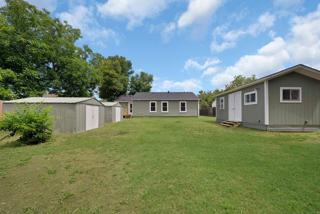1104 E Russell Avenue, Carrollton, TX 75006
