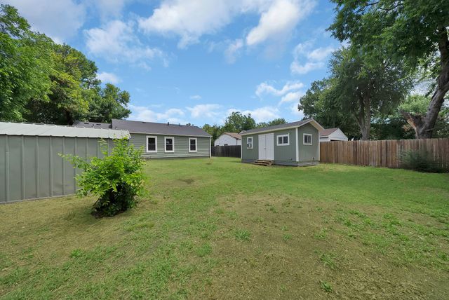 1104 E Russell Avenue, Carrollton, TX 75006