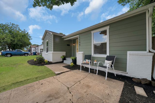 1104 E Russell Avenue, Carrollton, TX 75006