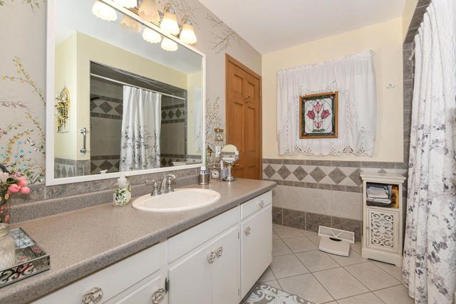 5131 S Root River PARKWAY, Greenfield, WI 53228