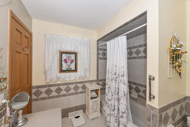 5131 S Root River PARKWAY, Greenfield, WI 53228