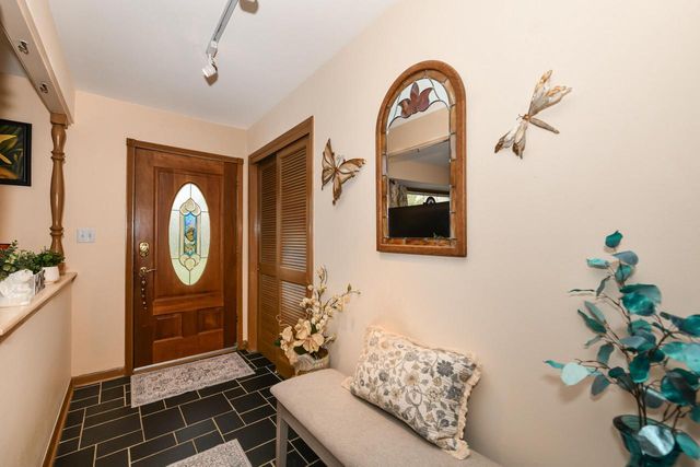 5131 S Root River PARKWAY, Greenfield, WI 53228