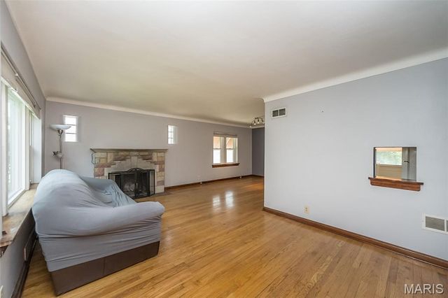 1025 Roxbury Drive, St Louis, MO 63125