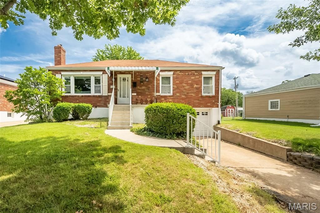 1025 Roxbury Drive, St Louis, MO 63125