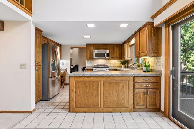 20 Deer Hills Drive, North Oaks, MN 55127