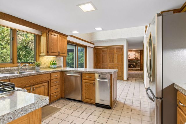 20 Deer Hills Drive, North Oaks, MN 55127