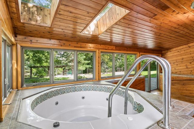 20 Deer Hills Drive, North Oaks, MN 55127