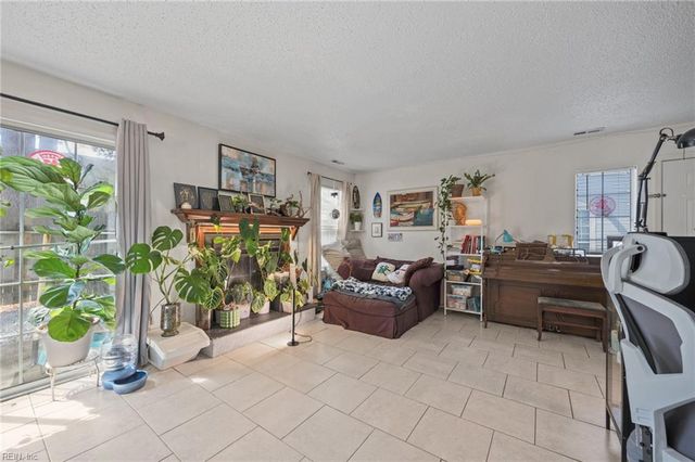 633 Oleander CIR, Virginia Beach, VA 23464