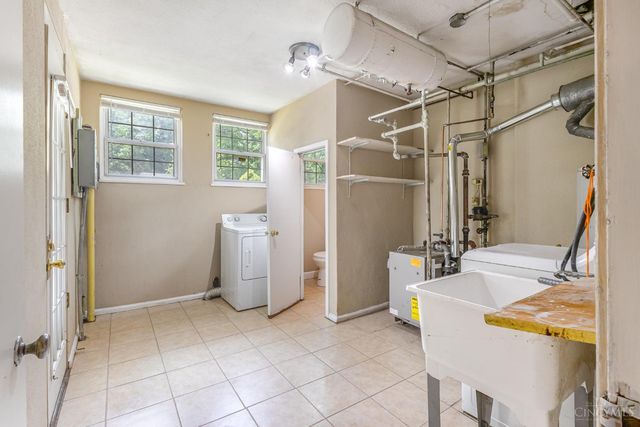 9 Chalmers Court, Greenhills, OH 45218