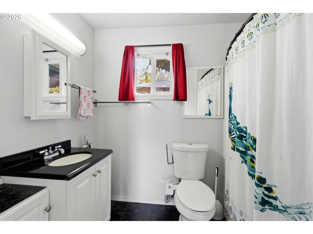 Image 13 of property listing at 1046 Ne 2ND St, Mc Minnville, OR 97128