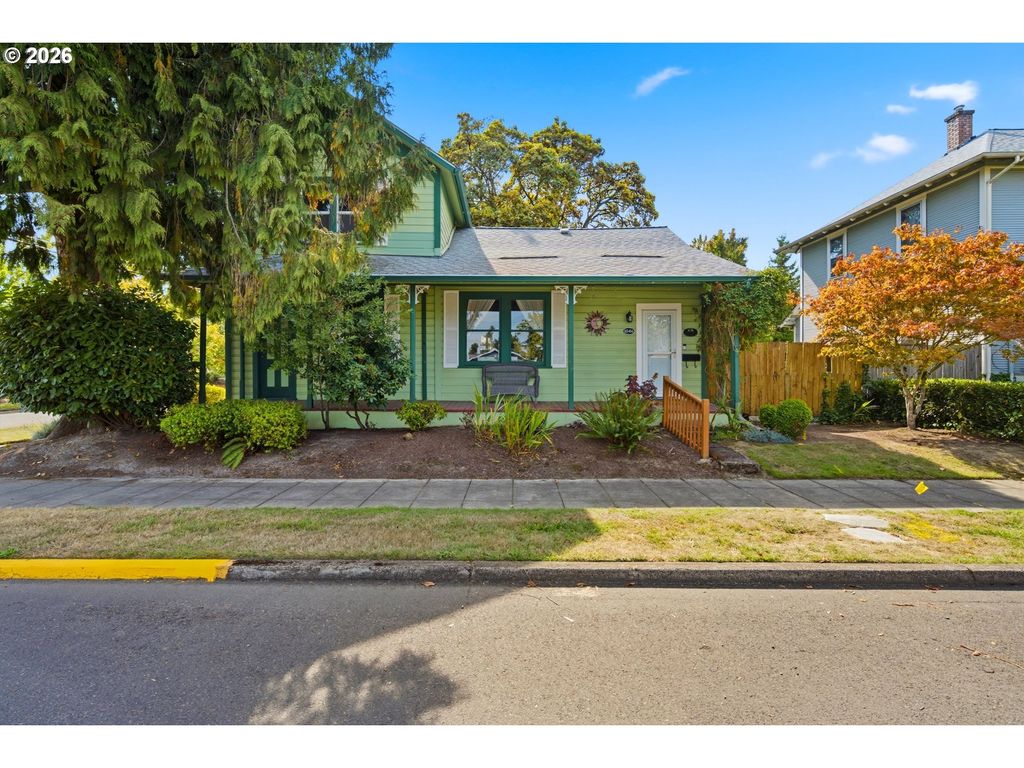 Image 2 of property listing at 1046 Ne 2ND St, Mc Minnville, OR 97128