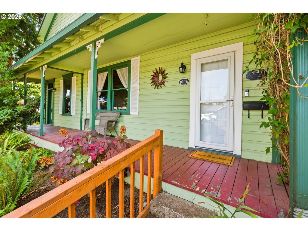 Image 3 of property listing at 1046 Ne 2ND St, Mc Minnville, OR 97128