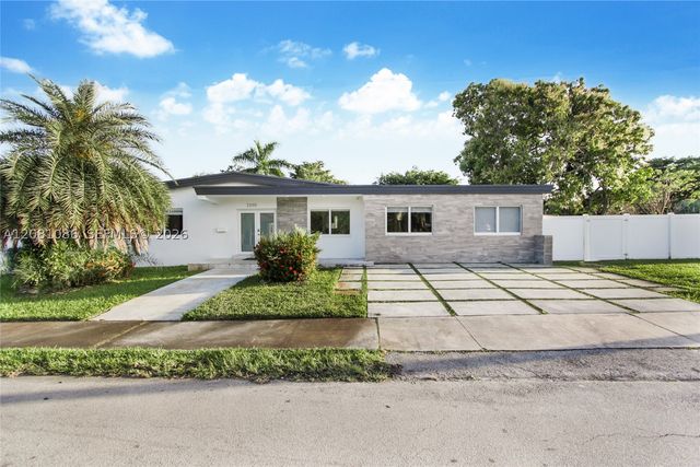 2200 NE 192nd St, Miami, FL 33180