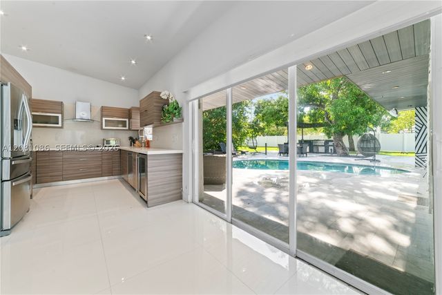 2200 NE 192nd St, Miami, FL 33180