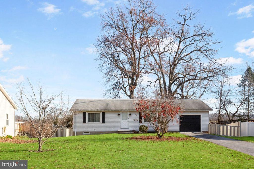 31 E LOCUST LN, New Oxford, PA 17350