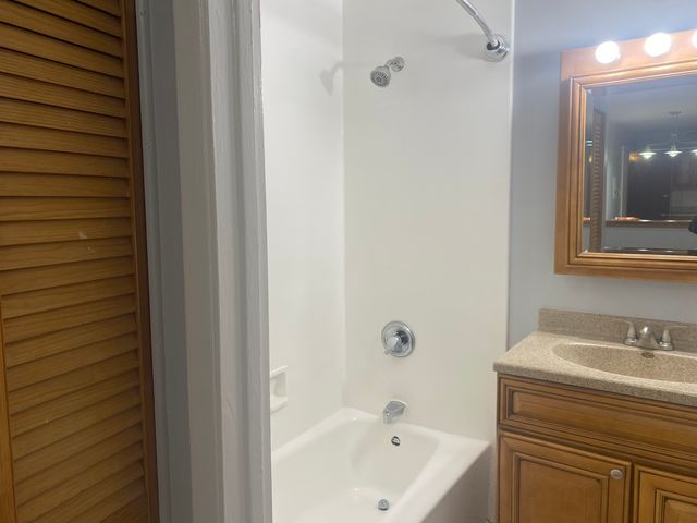 8856 Northshore Drive 1E, Des Plaines, IL 60016