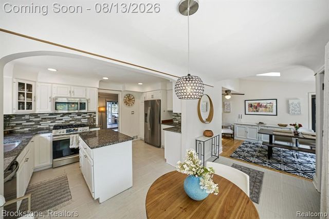 4174 Meyers Road, Waterford, MI 48329