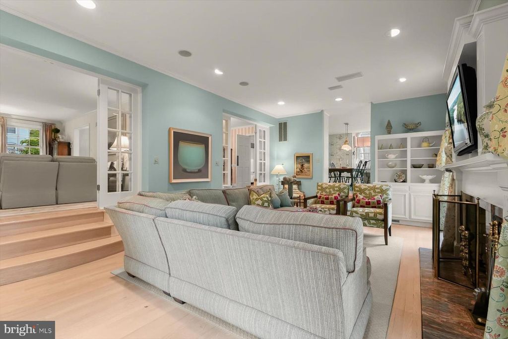 Image 10 of property listing at 5013 SCARSDALE RD, Bethesda, MD 20816
