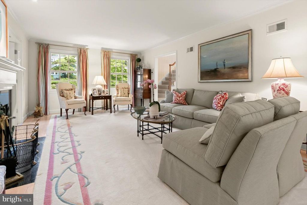 Image 12 of property listing at 5013 SCARSDALE RD, Bethesda, MD 20816