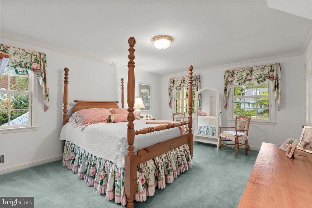 Image 33 of property listing at 5013 SCARSDALE RD, Bethesda, MD 20816