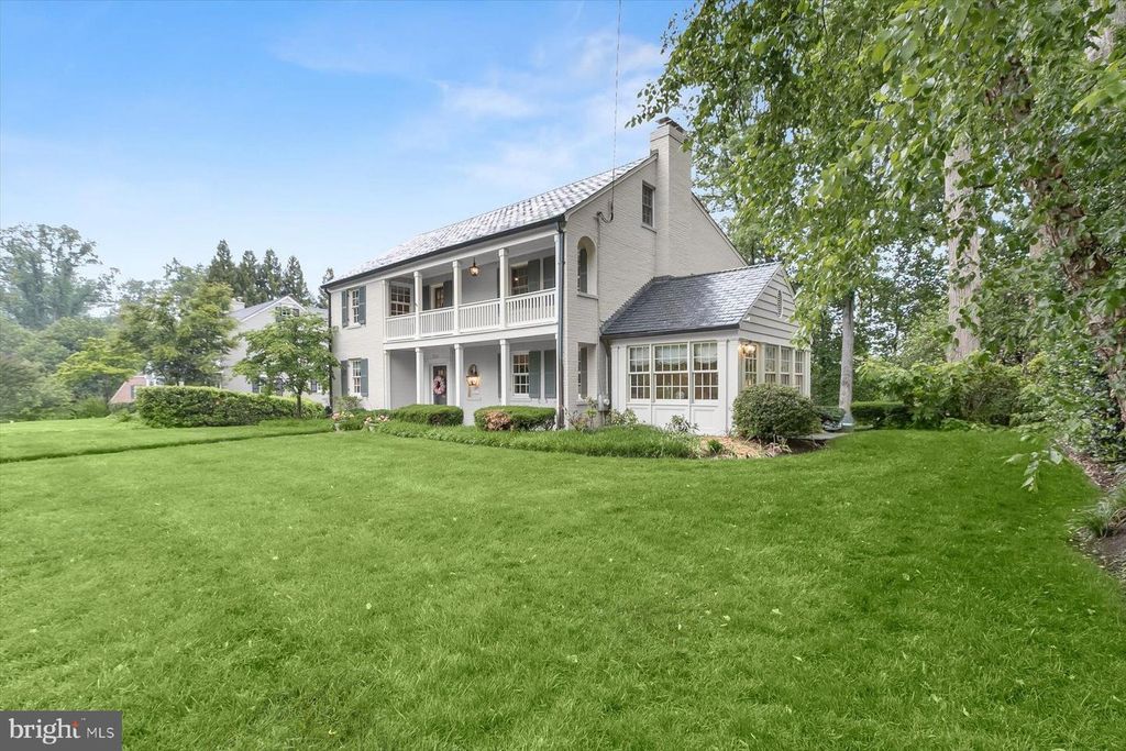 Image 4 of property listing at 5013 SCARSDALE RD, Bethesda, MD 20816