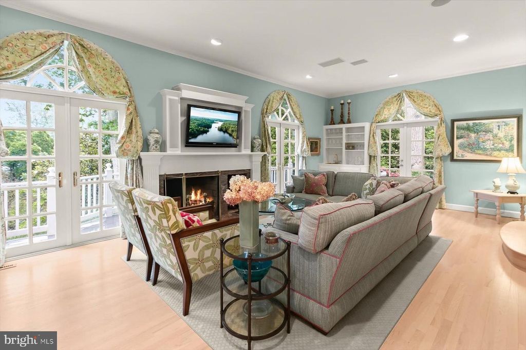 Image 7 of property listing at 5013 SCARSDALE RD, Bethesda, MD 20816