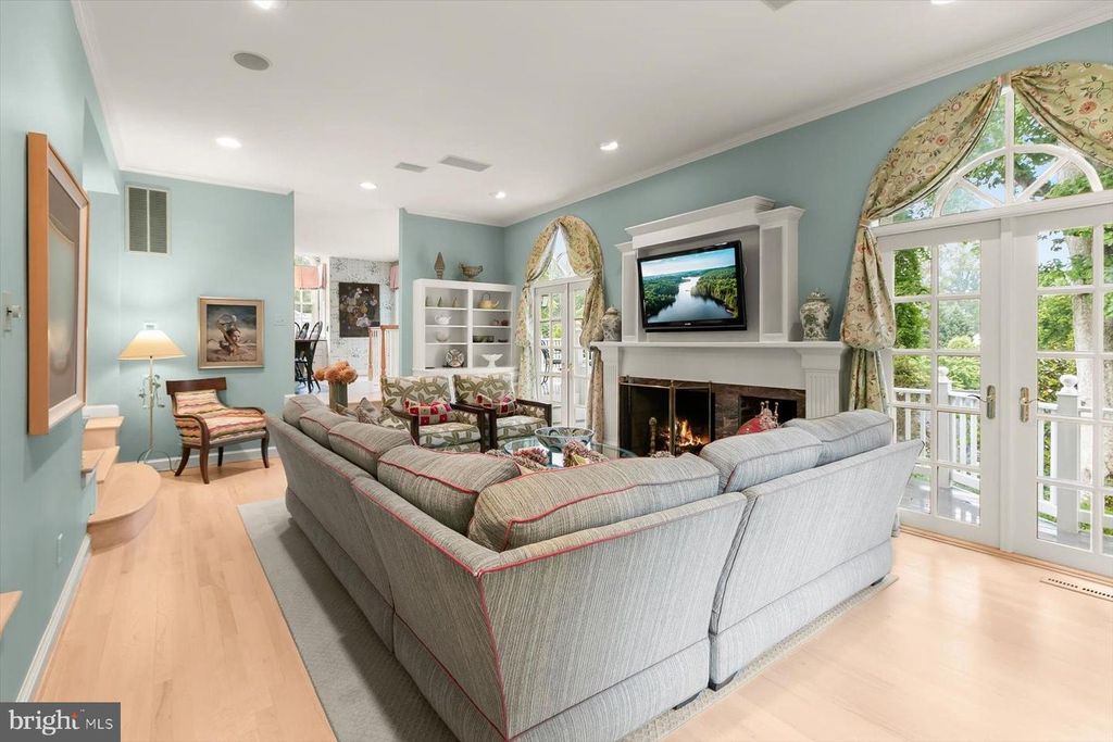 Image 8 of property listing at 5013 SCARSDALE RD, Bethesda, MD 20816