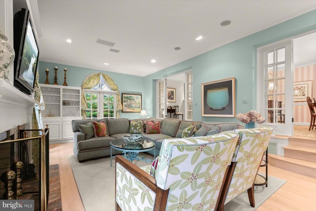 Image 9 of property listing at 5013 SCARSDALE RD, Bethesda, MD 20816