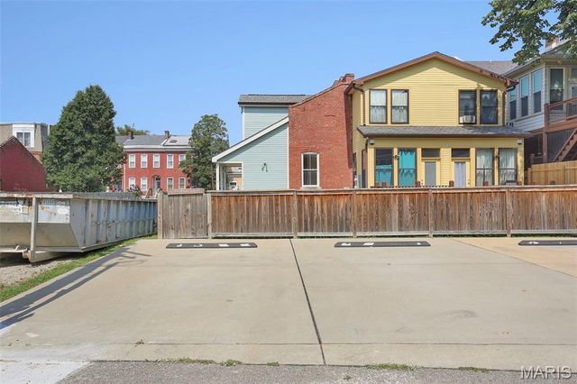 2704 McNair, St Louis, MO 63118