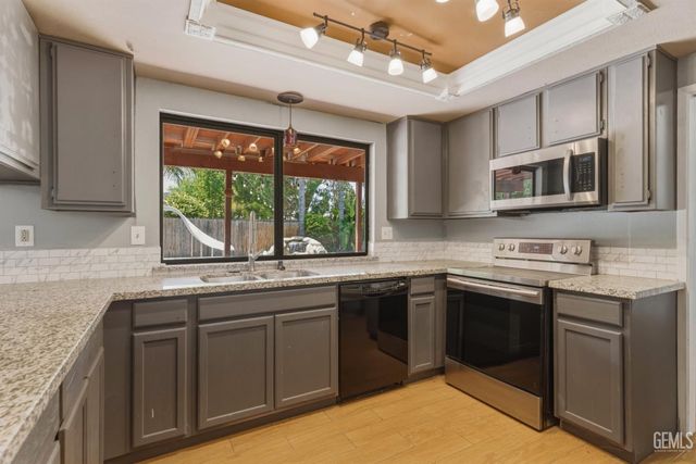 5201 Pla Vada Drive, Bakersfield, CA 93306