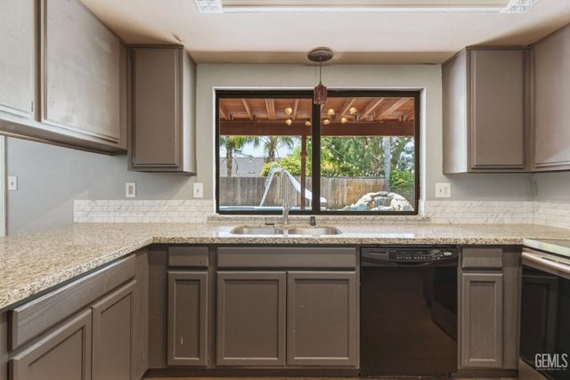 5201 Pla Vada Drive, Bakersfield, CA 93306