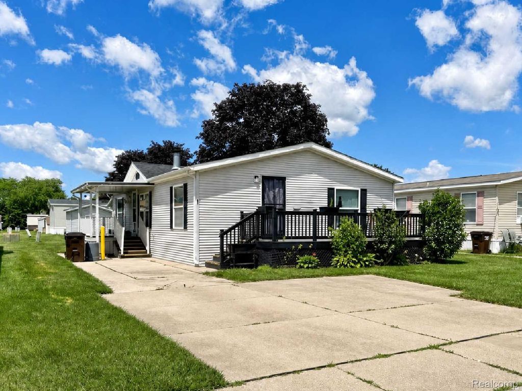 90 Menlo Park Drive, Sumpter Township, MI 48111