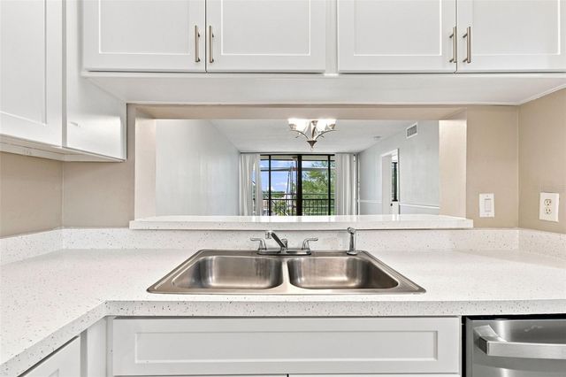 2424 W TAMPA BAY BOULEVARD L404, Tampa, FL 33607