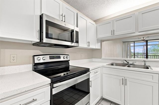 2424 W TAMPA BAY BOULEVARD L404, Tampa, FL 33607