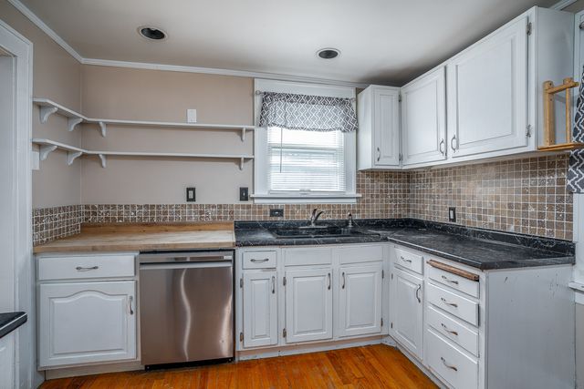 911 W 16th Street, Davenport, IA 52804