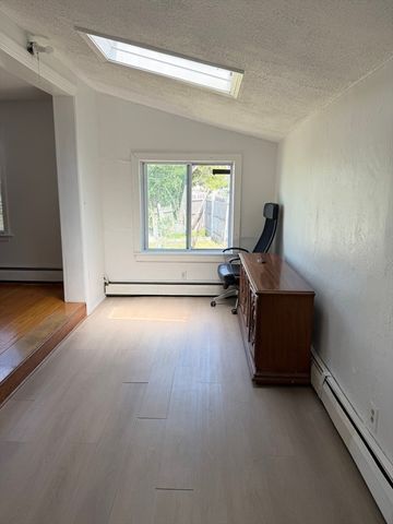 576 Sea St, Quincy, MA 02169