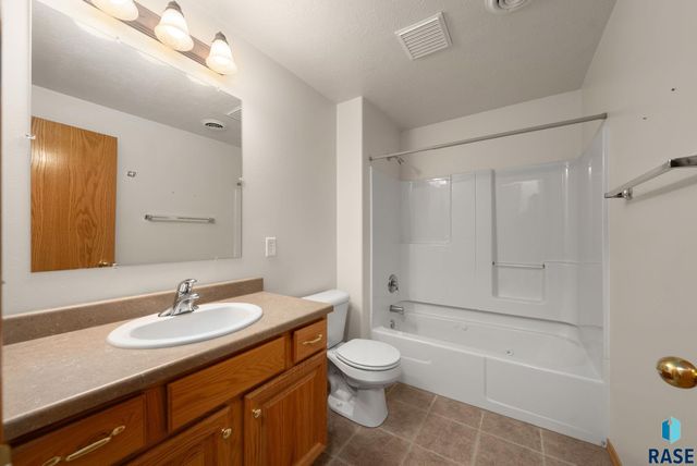 2009 S Purdue Ave Avenue, Sioux Falls, SD 57106