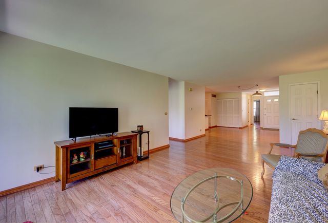 25 Coolidge Court A, Streamwood, IL 60107