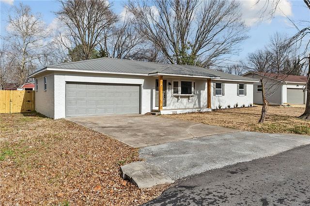 205 SE 12th Street, Bentonville, AR 72712