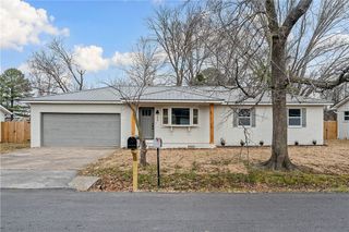 205 SE 12th Street, Bentonville, AR 72712