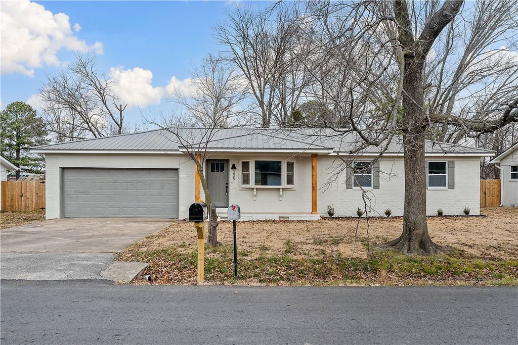 205 SE 12th Street, Bentonville, AR 72712