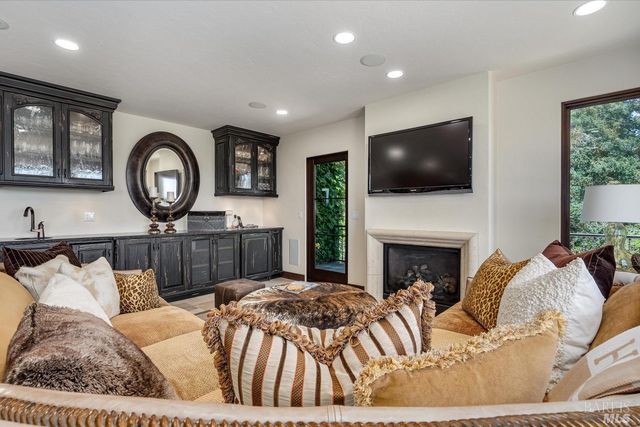 1315 Crestmont Dr, Angwin, CA 94508